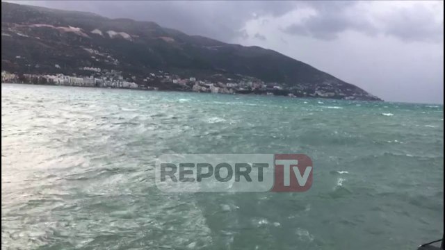 Report TV - Moti i keq paralizon lundrimin në Vlorë, trageti i Brindisit s’vjen dot