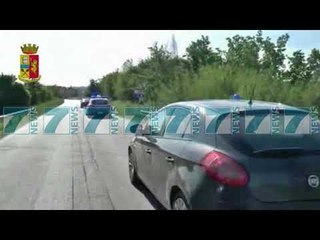 POLICIA ITALIANE ZBULON RRJETIN E TRAFIKUT - News, Lajme - Kanali 12