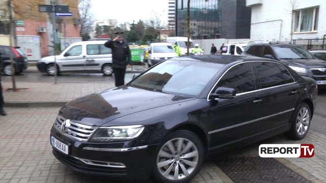 Report TV - Lufta kundër krimit, ministri Xhafaj mbërrin në zyrën e kryeprokurores Marku
