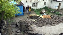 İstinat duvarı çöken mahallede 3 evde hasar oluştu... Erzurum’da doluyla karışık sağanak yağış etkili oldu