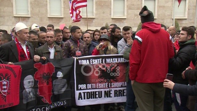 Ora News - Protestë kundër marrëveshjes për detin para Kryeministrisë