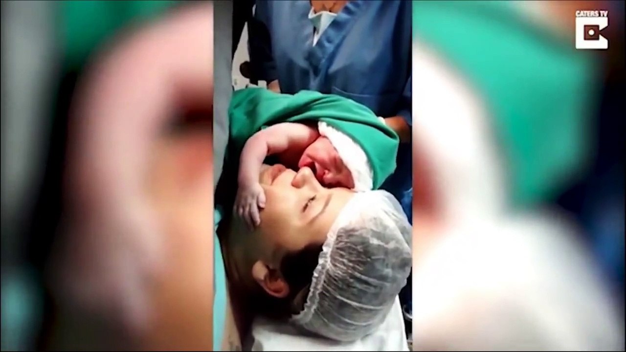 Khoảnh khắc bé sơ sinh "hôn lấy hôn để" khuôn mặt mẹ ngay sau lọt lòng "yêu không tả nổi"