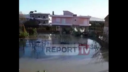 Report TV - Vlorë,Vjosa vërshon në fshatra uji 1.5 m në banesa,situata sot