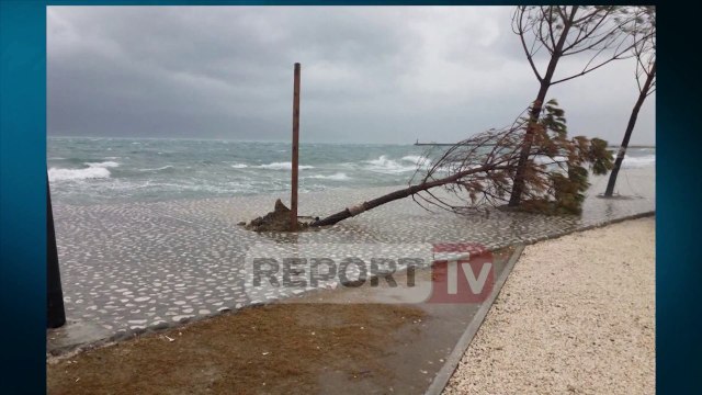 Report TV - Moti i keq, reshje intensive dhe erëra të forta në Vlorë ,pezullohet sërish lundrimi