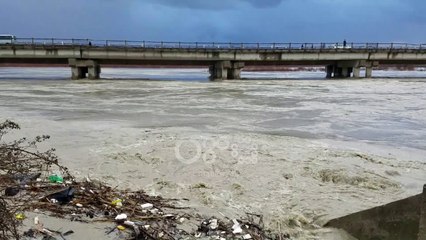 Ora News - Situatë kritike edhe në Fier, evakuohen 7 familje