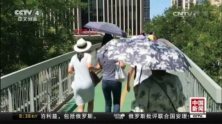 [中国新闻]北京：乘客翻越地铁站台被卡 众人合力推车 | CCTV-4