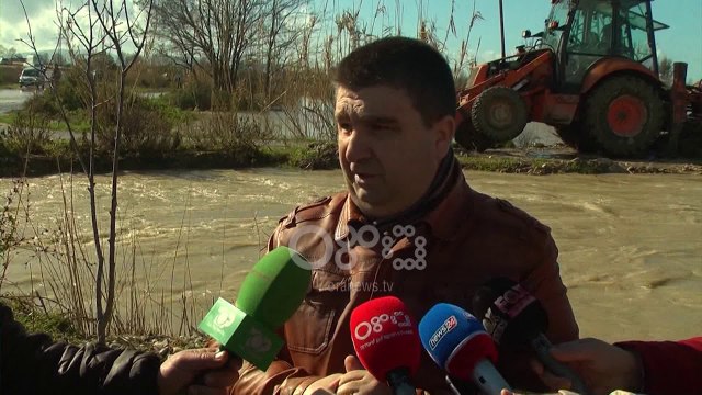 Ora News - Situatë kritike edhe në Fier, evakuohen familje dhe bagëti