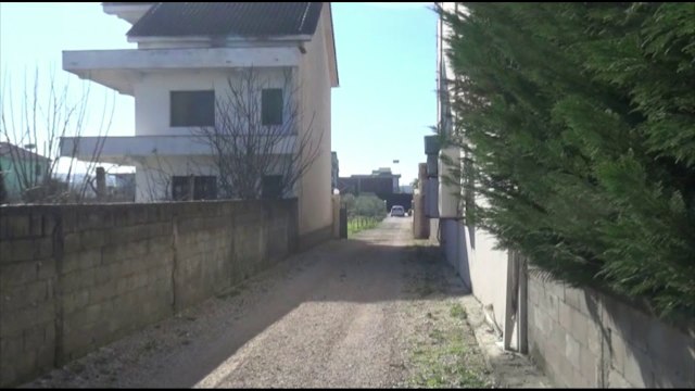 GRABITET NJE BANESE NE FUSHE KRUJE, PERSONA TE ARMATOSUR MARRIN 400 MIJE LEKE DHE NJE MAKINE LAJM
