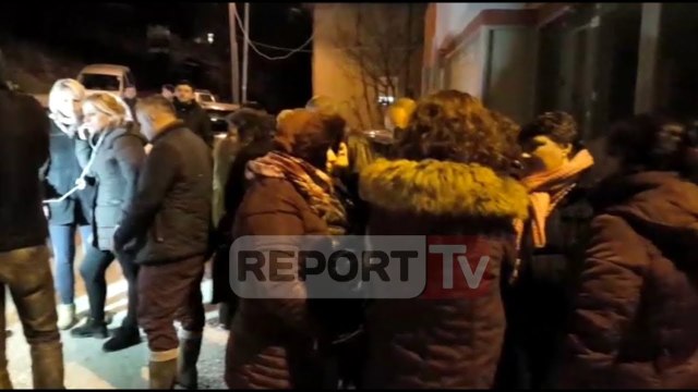 Report TV - Gjirokastër, në protestë banorët e pallatit që rrezikon shembjen