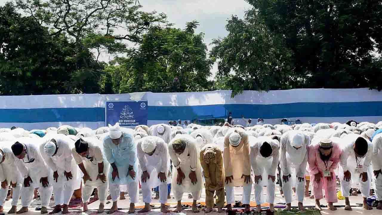 Namaz पर विवाद के बीच जानिए क्यों Muslims के लिए खास है Jumme Ki Namaz | वनइंडिया हिंदी
