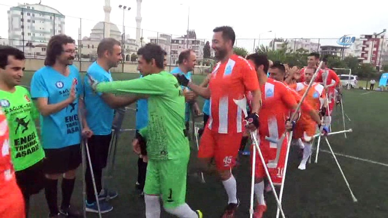 Sağlık Sen Antalya'dan engellilerle ampute maçı- Sağlık Sen Antalya Şubesi, Engelliler Haftası kapsamında, ‘Engel Tanımaz Aşarız’ sloganıyla  ASAT Ampute Takımı ile futbol maçında karşılaştı.- Sağlık Sen takımı maçta bir süre amp...