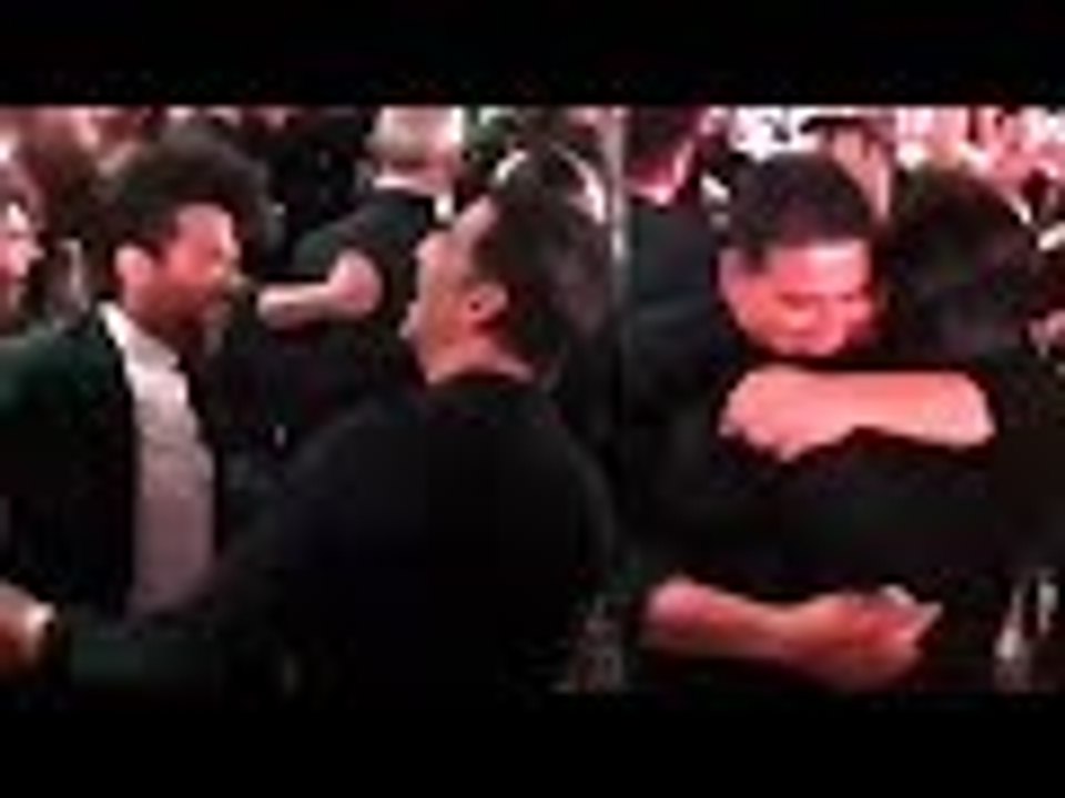 Akshay Kumar Hugs And Dances With Anil Kapoor At Sonam's Wedding Reception | Bollywood Buzz