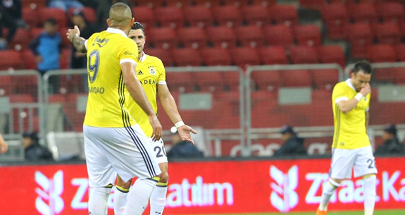Fenerbahçeli Futbolcular, Kupa Finali Sonrası Soyunma Odasında Ciğer Dürüm Yedi
