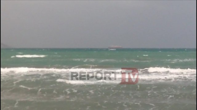 Vlorë, trageti i Brindisit prej 5 orësh nuk ankorohet në port prej dallgëve