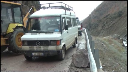 Tải video: RESHQITJE DHERASH NE AKSIN KUKES SHISHTAVEC, SKARPATET PA RRJETE MBROJTESE, BLLOKOHET RRUGA LAJM