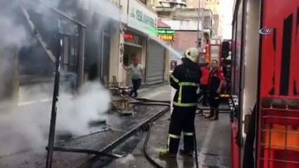 Adana'da çıkan yangında tatlıcı dükkanı kül oldu