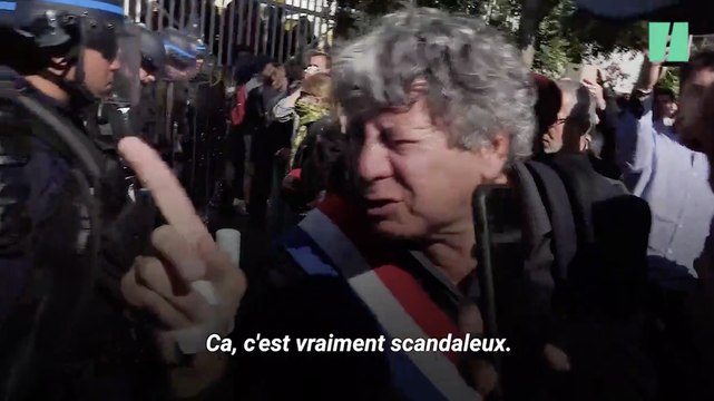Atteint par des gaz lacrymogènes, le député insoumis Eric Coquerel très en colère contre un CRS