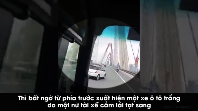 Chuyển làn quá nhanh quá nguy hiểm , nữ tài xế ô tô ăn trọn cú đâm trời giáng từ xe khách