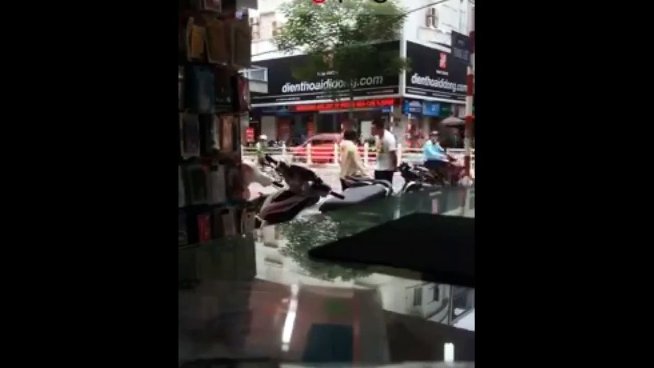CÔ GÁI BỊ BẠN TRAI VŨ PHU ĐẤM NGẤT GIỮA PHỐ