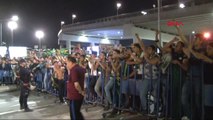 Şampiyon Akhisaspor'u İzmir'de Yüzlerce Taraftar Karşıladı