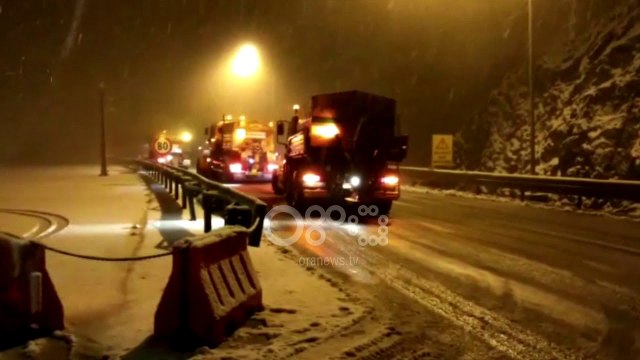 Ora News - Kujdes në Rrugën e Kombit, ka dëborë dhe mjegull