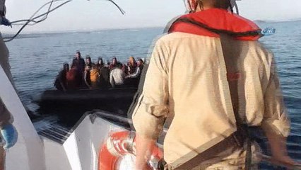 Ölüm yolculuğuna çıkan göçmenler denizin ortasında böyle görüntülendi