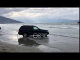 Ora News -  Makina me targa italiane nxirret nga deti në zonën e plazhit të vjetër