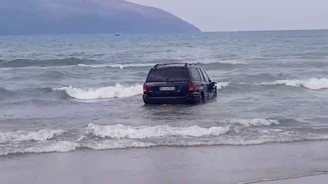 Pa Koment / Në Vlorë notojnë edhe makinat - Top Channel Albania - News - Lajme