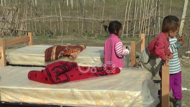 Ora News - “Shtëpia” e skamjes, familja me 5 anëtarë jeton në varfëri ekstreme