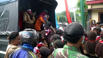 Indonésie: évacuations après l'éruption d'un volcan