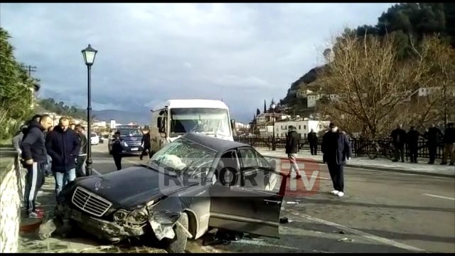Aksident i rëndë në Berat, përplasen tre automjete, plagosen 3 persona, një grua në gjendje të rëndë