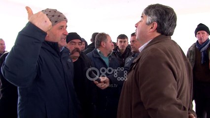 Ora News - Blegtorët e Dibrës ndërpresin me këmborë kreun e Bujqësisë