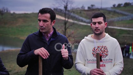 Download Video: Ora News - Vullnetarët e “Fundjavë ndryshe”mbjellin 200 pemë të reja në Liqenin e Farkës