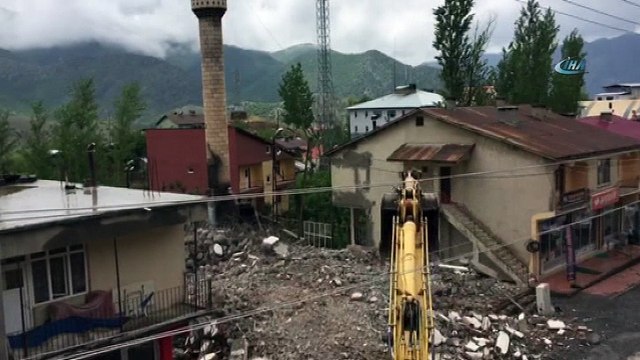 Beytüşşebap’ta 60 yıllık cami ve minaresi böyle yıkıldı