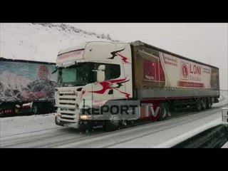 Report TV - Moti i keq, del kamioni në Rrugën e Kombit