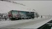 Ora News - Reshjet e borës në Kukës, kamioni aksidentohet në Rrugën e Kombit