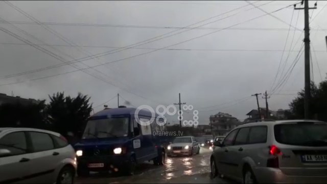 Ora News - Reshjet në Fier, makinat 'notojnë' në ujë