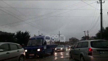 Ora News - Reshjet në Fier, makinat 'notojnë' në ujë