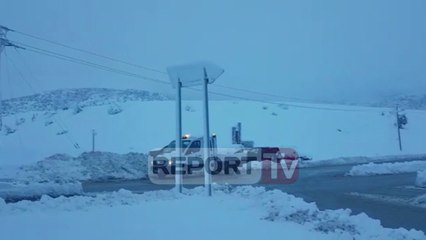 下载视频: Report TV - Situata nga reshjet e dëborës në aksin aksin Pogradec- Qafë Thanë