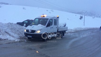 Ora News - Dëbora bllokon rrugët në verilindje dhe juglindje