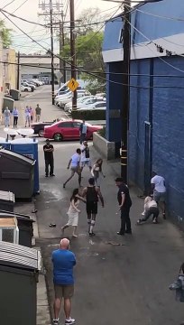 Un groupe d'homosexuels contre deux jeunes femmes ivres !