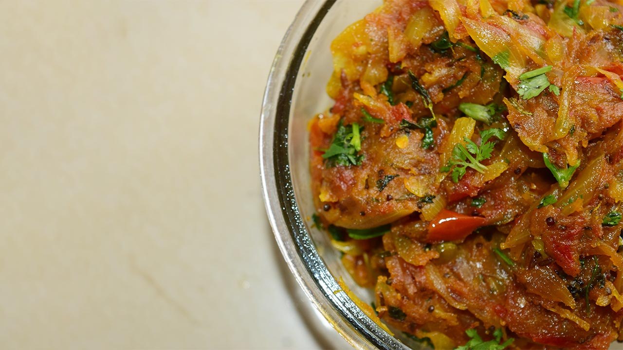 Besan - Pyaaz Ki Sabzi Recipe: घर पर हो या सफर पर ऐसे बनाएं प्याज़ बेसन की मज़ेदार सब्ज़ी | Boldsky