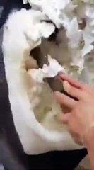 Blen një divan të ri, gruas i fluturon