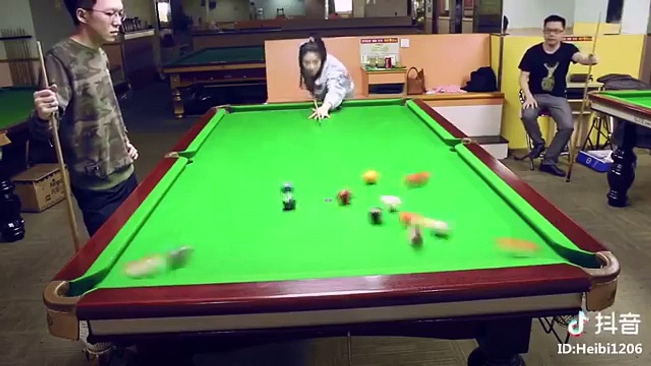 Cette chinoise met toutes les boules de billard dans le trou du 1er coup !