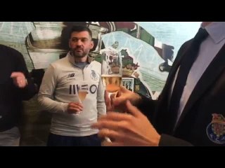 [576x320] Sérgio Conceição chamou os jornalistas para comer bolo e houve brinde