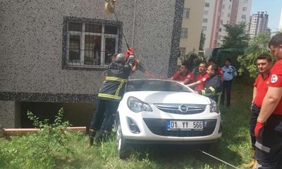 Otomobil askıda kaldı