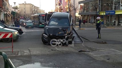 Ora News - Tiranë, aksidentohet një makinë me targa të huaja