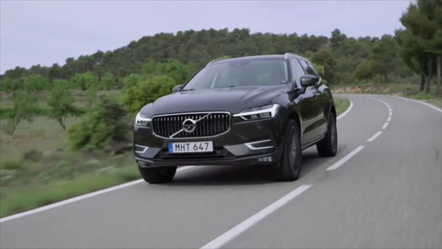 The new Volvo XC60 D5 in Pine Grey Driving Video