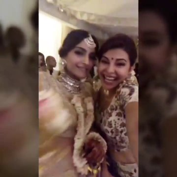 Bollywood Celebrities Dancing on Mehendi Ceremony of Sonam kapoor - Shilpa Shetty - karisma kapoor
