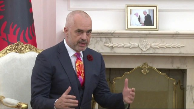RAMA PERSHENDET MARREVESHJEN ME MALIN E ZI, PRESIDENTI THAÇI DEKORON KRYEMINISTRIN E SHQIPERISE LAJM